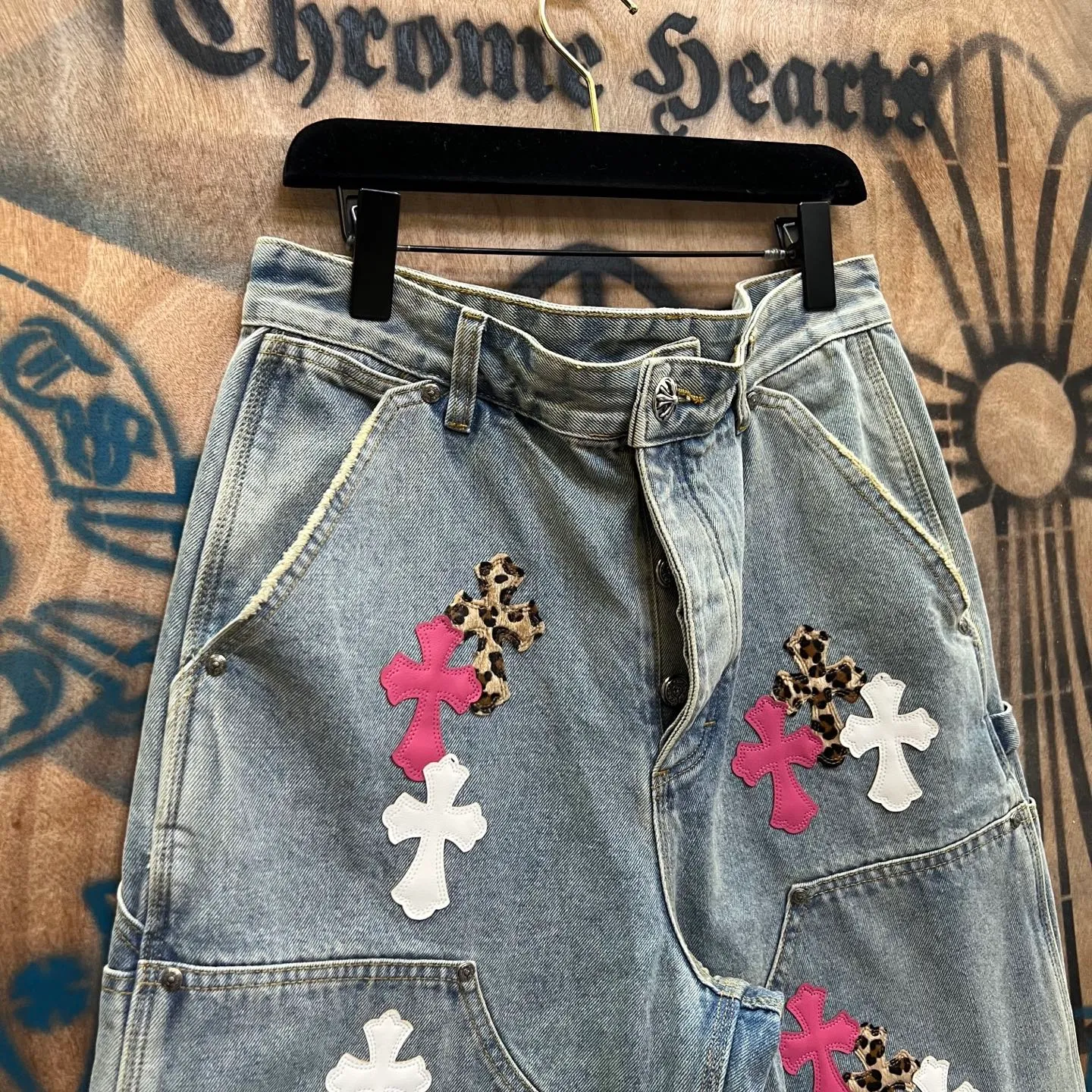 P520 chrome hearts limited series new city limited jeans Chrome Hearts city limited denim shorts vintage levis American made 501 505 517 base version remake Levis American made 501 base version imported sheepskin 925 silver remake Customers provide waist and pants length or height and weight. The studio will select the most suitable base version for you to remake. There are many people doing remakes in the market. Don’t belittle or comment. The difference is visible to the naked eye. See and compare for yourself #CHROME HEARTS Unisex style